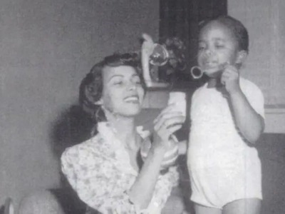 Dorothy Dandridge playing with Harolyn Suzanne Nicholas.